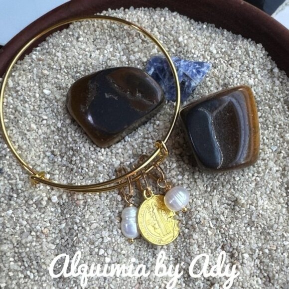 Gold adjustable bangle charms and freshwater pearl - Picture 1 of 3